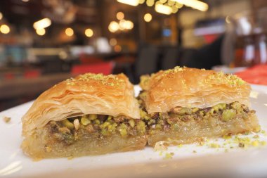 Sıcak bir kafe ortamında sergilenen fındıklı ve ballı enfes baklavalar..