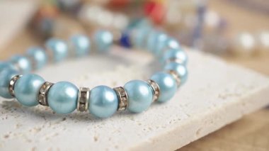 Basit adımlarla çarpıcı mavi bir boncuk bilezik yapmayı öğren..