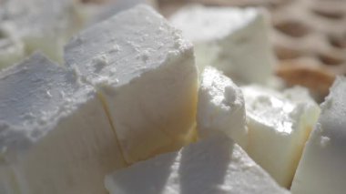 Güneşin altında taze peynir yapmanın basit adımlarını keşfedin..