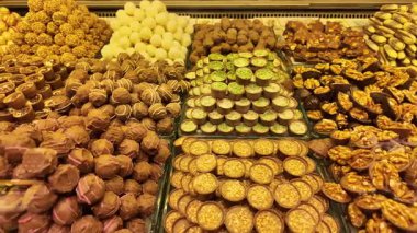 Markette renkli bir çikolata ve şeker seçimi keşfedin..