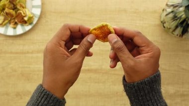 Kuru inciri tutan elin üst görünümü .