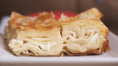 Peynir katmanlı lezzetli Türk böreği..
