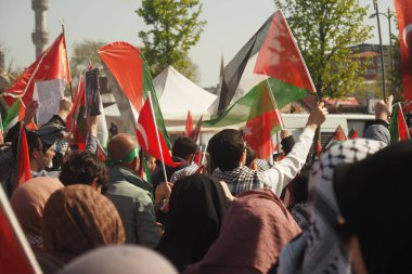 Türkiye İstanbul 20 Nisan 2025, Türk ve Filistin bayraklarıyla protesto yürüyüşü.