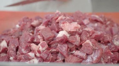 Şefler ustalıkla mutfakta çeşitli yemekler için taze et hazırlıyorlar..