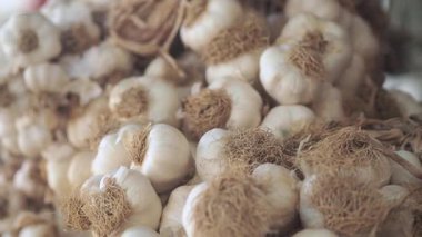 Satılık taze sarımsak soğanları pazarda sergileniyor..