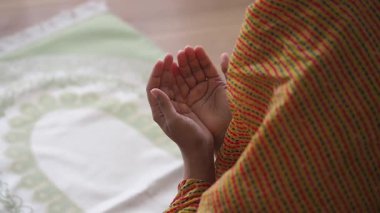 Müslüman bir kadının dua edişinin arka görüntüsü .