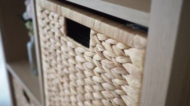 Evinizde depolama kutularını düzenlemenin etkili yollarını öğrenin.