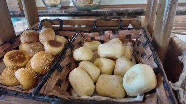 Sıcak ekmek ve hamur işi seçeneklerini rahat bir fırın ortamında görüntüle.