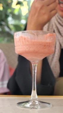 Lezzetli çilekli dondurmanın tadını çıkar. 