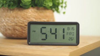 Sayısal saati temizle. Saati ve sıcaklığı rahat bir ayarda görüntüle.