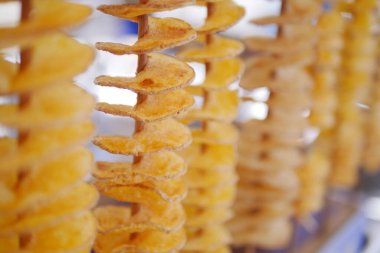 Spiral şekilli abur cuburlar açık hava pazarında düzgünce düzenlenir..