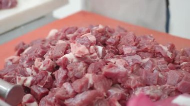 Bir şef lezzetli yemekler hazırlamak için ustalıkla taze et doğrar..