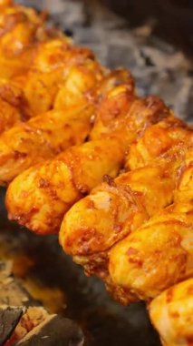 Izgarada cızırdayan leziz tavuk şişleri, baharat ve aromayla kaplı..