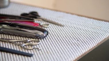 Salon araçları düzgünce bir tezgaha yerleştirilir, kullanıma hazır..