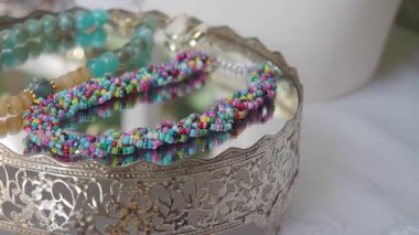Parlak renkli boncuk bilezikler bir dükkanda satılığa çıkarılmış..