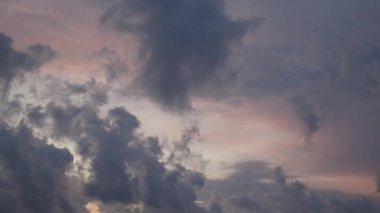 Gün batımında bulutlar yumuşak renklerle karışır..
