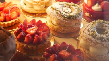 Taze yapılmış hamur işleri ve tatlılar bir pastanede güzelce düzenlenir..