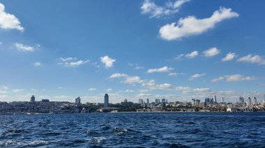 Parlak mavi gökyüzü ve İstanbullar üzerindeki kabarık bulutlar açık bir günde gökyüzü..