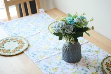 Güzel bir buket mavi çiçek ahşap bir masada oturuyor..