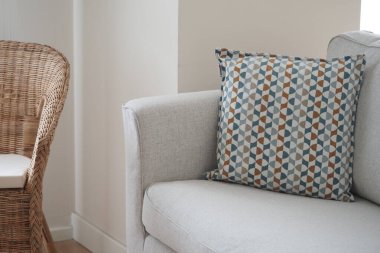 Yumuşak kanepe, hoş bir atmosfer yaratan desenli bir yastığa sahiptir..