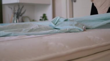 Rahatlamak için yumuşak çarşaflarla kolayca yatak yapmayı öğren..