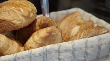 Kahvaltı, fırın ve brunch için keten sepette taze tereyağlı kruvasan..