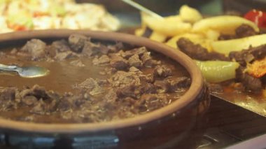 Canlı bir mutfakta taze malzemelerle lezzetli bir biftek güveci pişiriyorum..