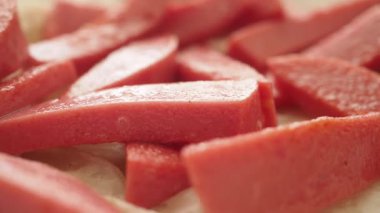 Tabaktaki sosis etini yakın plan çek. .