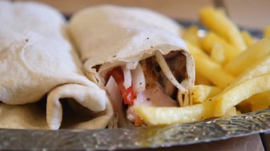 Taze malzemelerle dolu lezzetli bir paket ve yanında kızarmış patates..