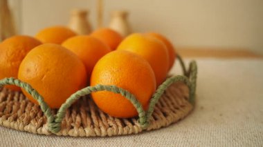 Parlak portakallar örülmüş bir tepside güzelce düzenlenir, tazelik sergilenir..