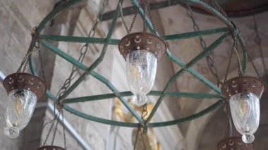 Güzel cam avize eski bir ortamda ışığı yakalar..