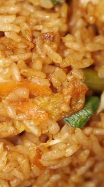 Sebzeli kızarmış pirincin tadını çıkarın..