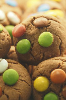 Üzerinde canlı çikolata şekerlemeleri olan lezzetli kurabiyeler sergileniyor..