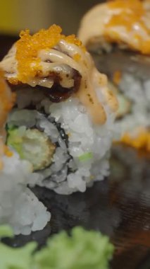 Taze suşi ruloları kaliteli deniz ürünleri ve sebzelerle yapılıyor..