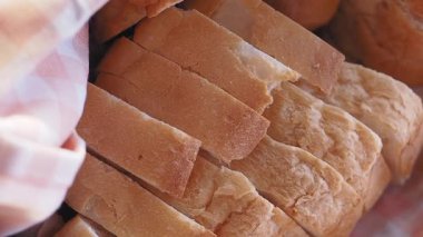 Yumuşak altın ekmek dilimleri dokuma sepetinde düzenlenir..