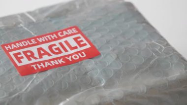 Kırılgan ve teslimata hazır bir paketin yakın çekimi..