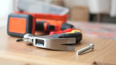 Bir proje sırasında ahşap bir yüzeyde araçların ve donanımın yakın plan görüntüsü.