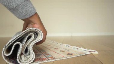 Güvenli bir depo için halı sarmak için doğru tekniği öğren..