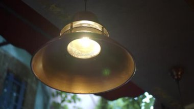 Parlak lamba çekici bir kafede asılı duruyor..