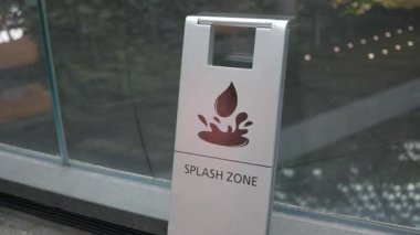 Su Damlası Simgesiyle Su Sıçrama Bölgesi İşareti Açık Pencere Yanı 