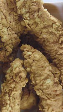 Taze pişmiş tavuk şeritlerinin tadını çıkarın. Her yemek için mükemmeldir..