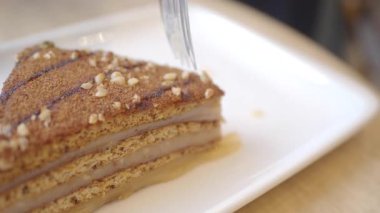 Sıcak bir yerde fındıklı tatlı bir pastaya dalmak..