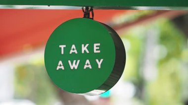 Yeşil işaret lezzetli yemek seçenekleri olan bir restoranı işaret ediyor..