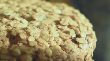 Sıcak aromalı yulaflı kurabiyeler pişirmeyi keşfet..