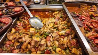 Market Büfesi 'nde maşalı çeşitli yemek ve sebzeler.