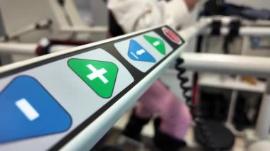 Ayarları ayarlamak için düğmeleri olan bir kontrol panelinin yakın görüntüsü.