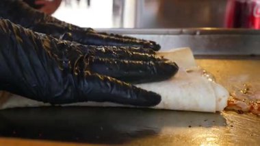 Aşçılar taze malzemeler ve becerikli eller kullanarak lezzetli yemek paketleri hazırlarlar..