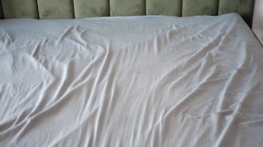 Kırışıklıkları düzelt ve sabah ışığında çarşafları düzelt..