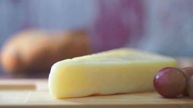 Taze üzümlerle bezenmiş peynirin kremsi dokusunun tadını çıkar.