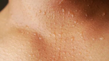 Egzersiz yaptıktan sonra ter içinde parlayan derinin yakın görüntüsü.